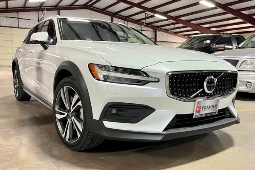 2024 Volvo V60 Cross Country B5 Plus photo 1