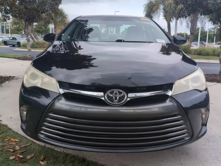 2017 Toyota Camry LE photo 1