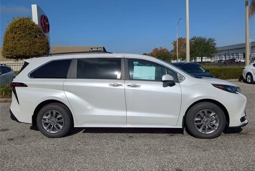 2025 Toyota Sienna XLE photo 1