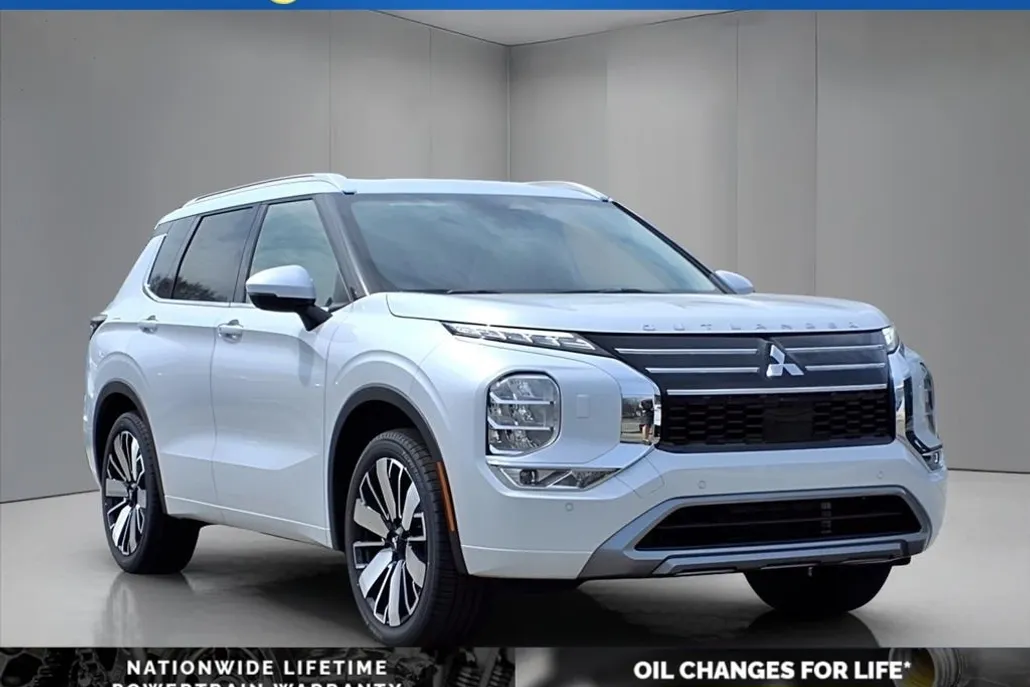 2025 Mitsubishi Outlander SEL photo 1