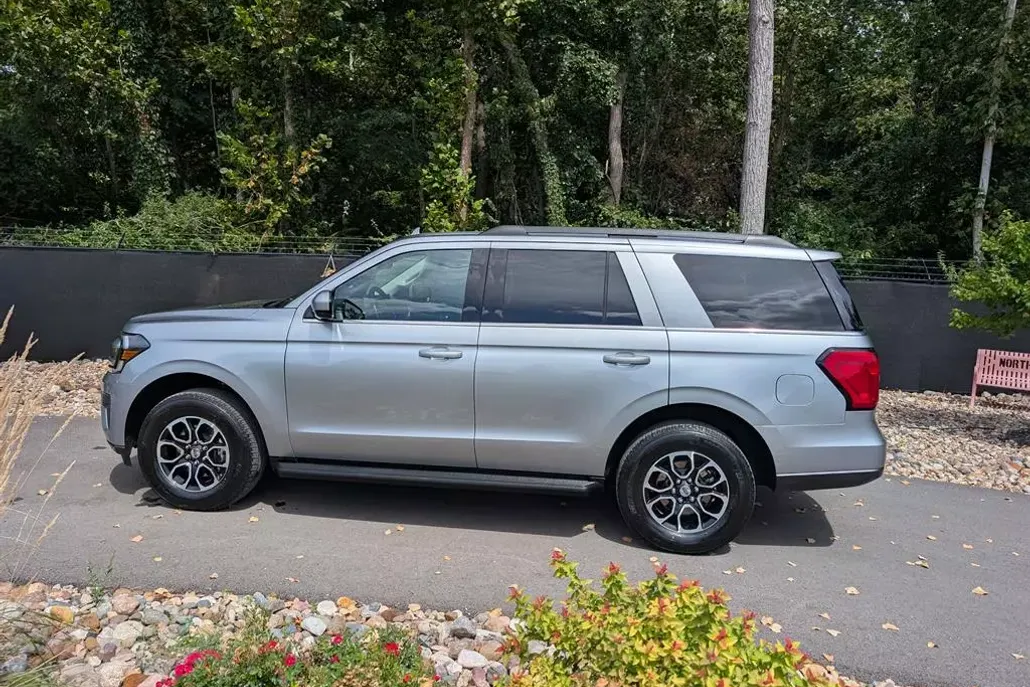 2022 Ford Expedition XLT photo 1