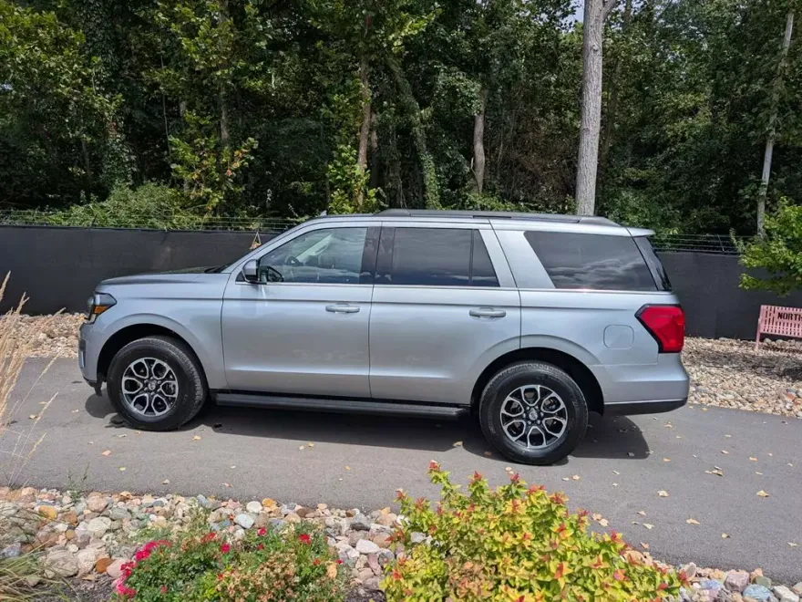 2022 Ford Expedition XLT photo 1