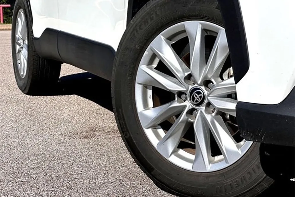 2024 Toyota Corolla Cross LE photo 1