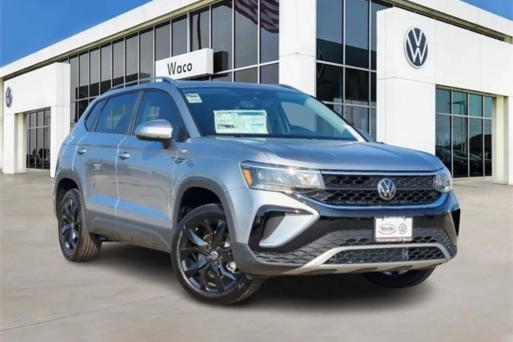 2024 Volkswagen Taos SE photo 1