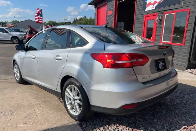 2017 Ford Focus SE photo 1