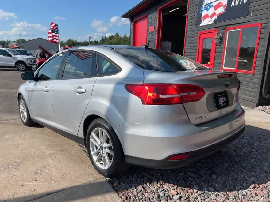 2017 Ford Focus SE photo 1
