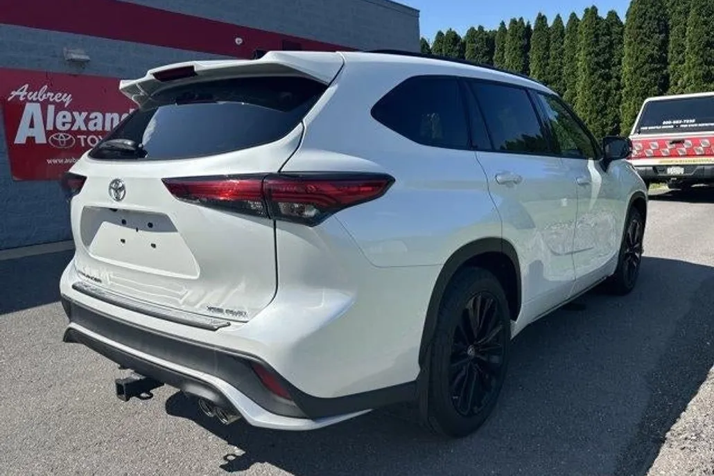 2023 Toyota Highlander L photo 1