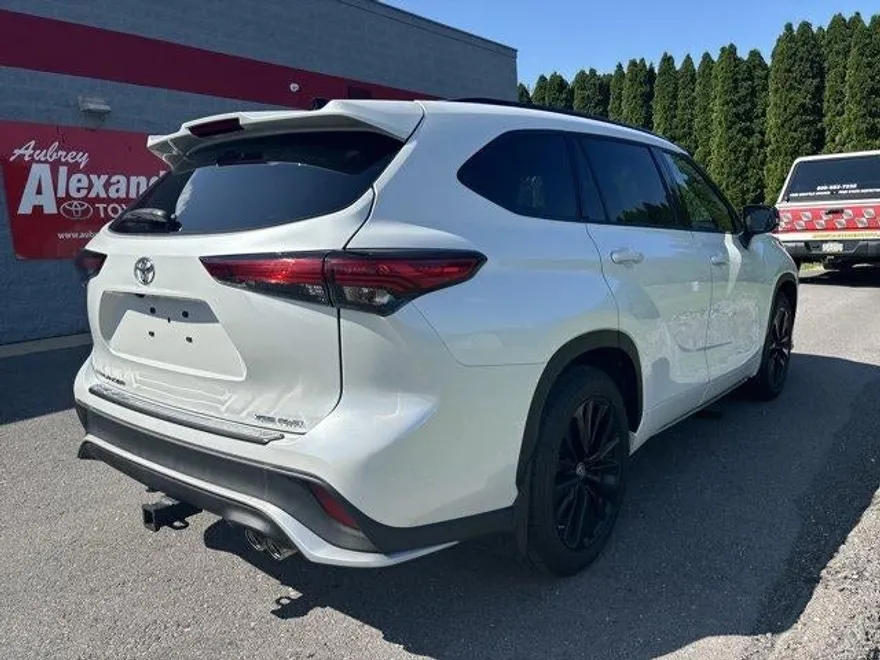 2023 Toyota Highlander L photo 1