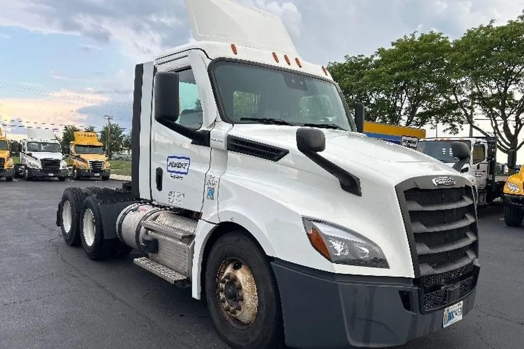 2021 Freightliner Cascadia 126" Day cab photo 1