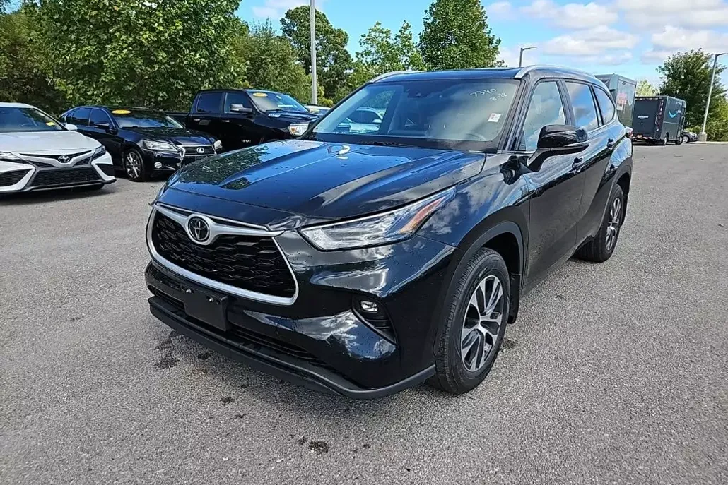 2023 Toyota Highlander XLE photo 1