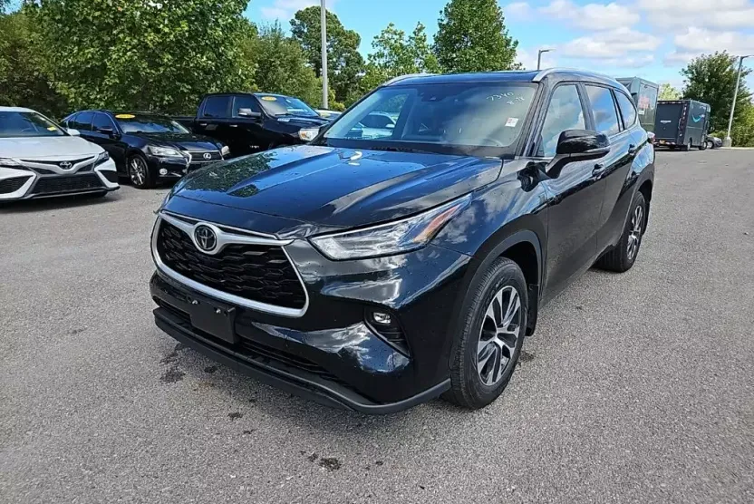 2023 Toyota Highlander XLE photo 1