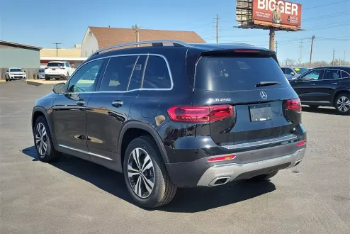 2025 Mercedes Benz GLB 250 photo 3