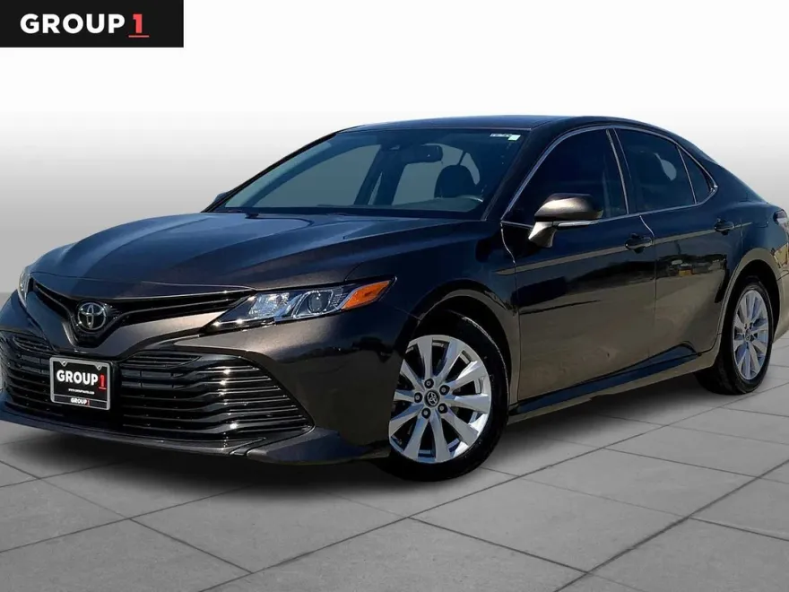 2019 Toyota Camry LE photo 1