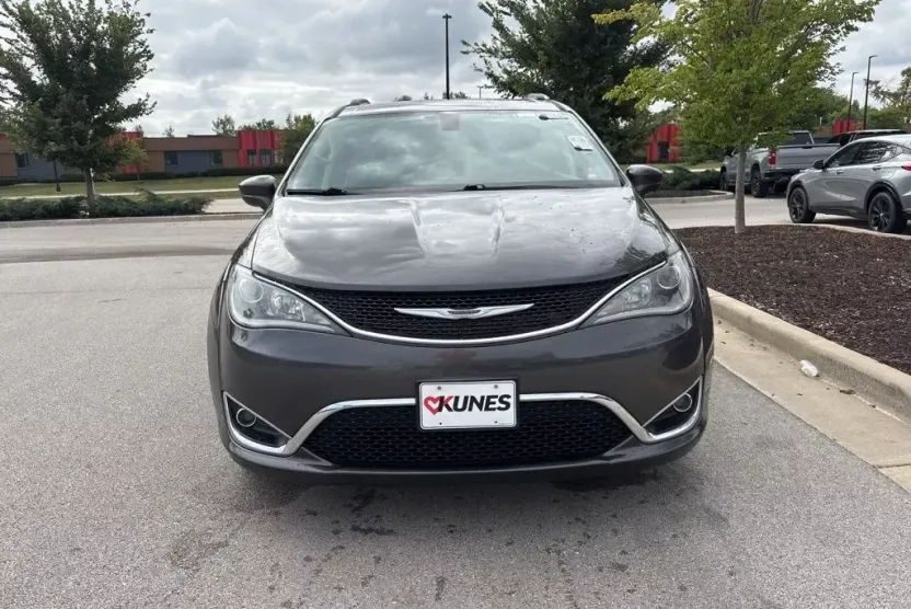 2019 Chrysler Pacifica Touring L photo 1