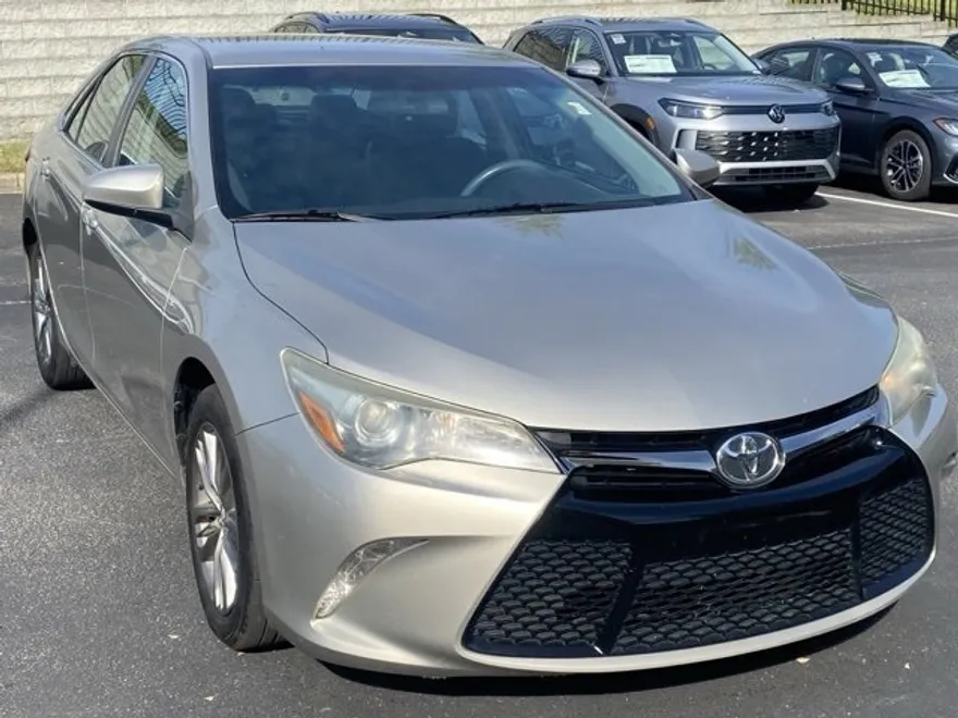 2016 Toyota Camry SE photo 1