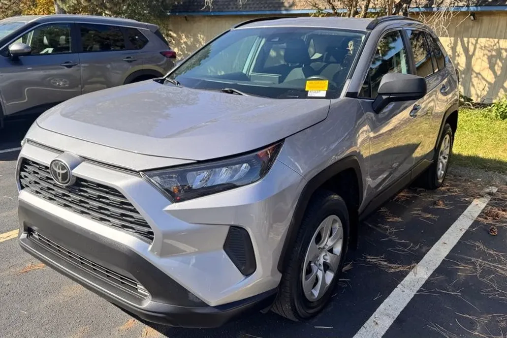 2021 Toyota RAV4 LE photo 1