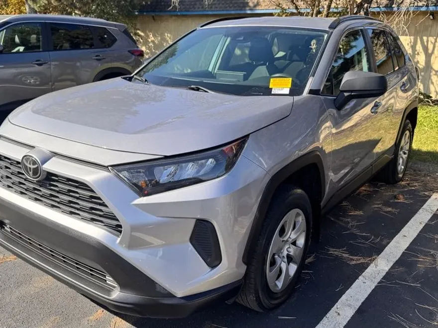 2021 Toyota RAV4 LE photo 1
