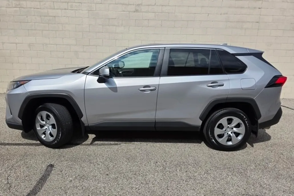 2022 Toyota RAV4 LE photo 1