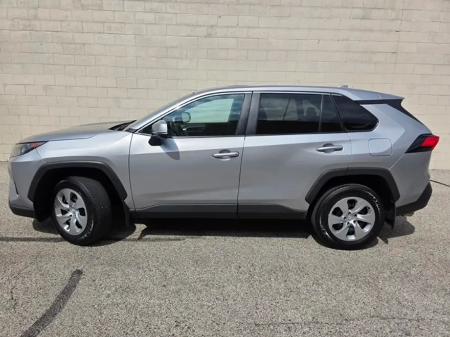 2022 Toyota RAV4 LE photo 1