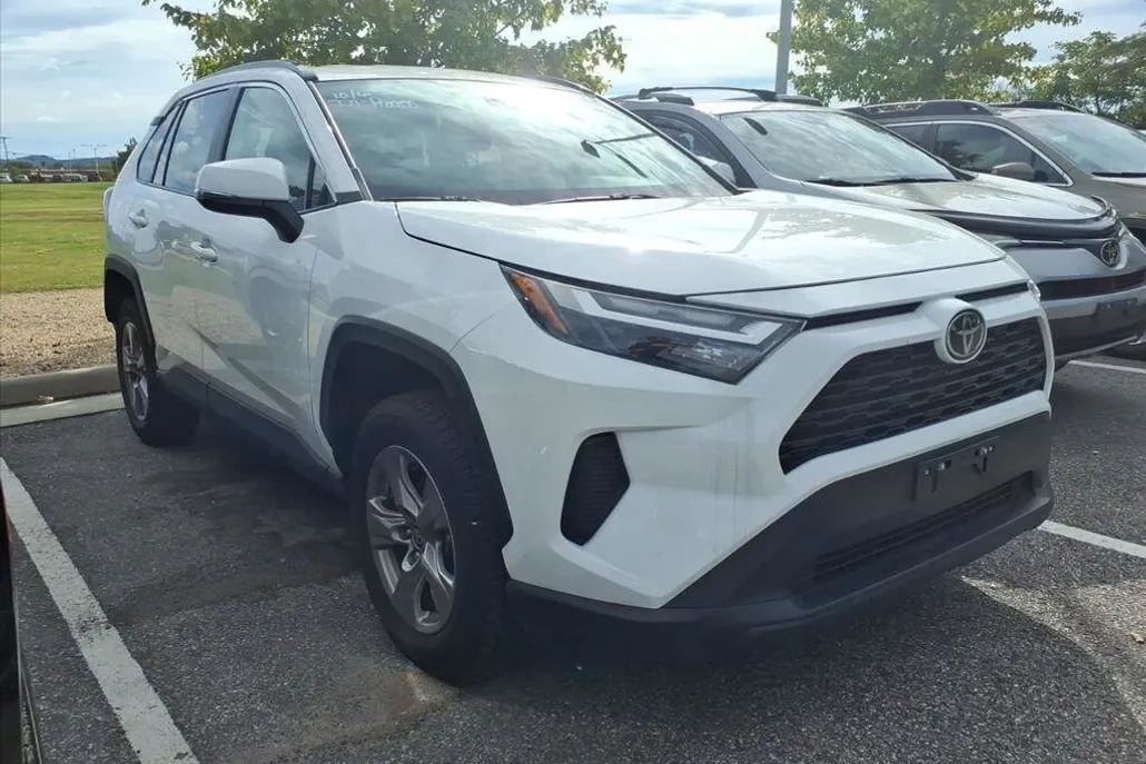 2023 Toyota RAV4 XLE photo 1
