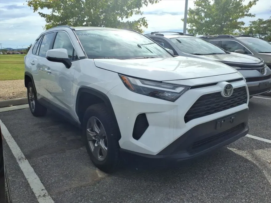2023 Toyota RAV4 XLE photo 1