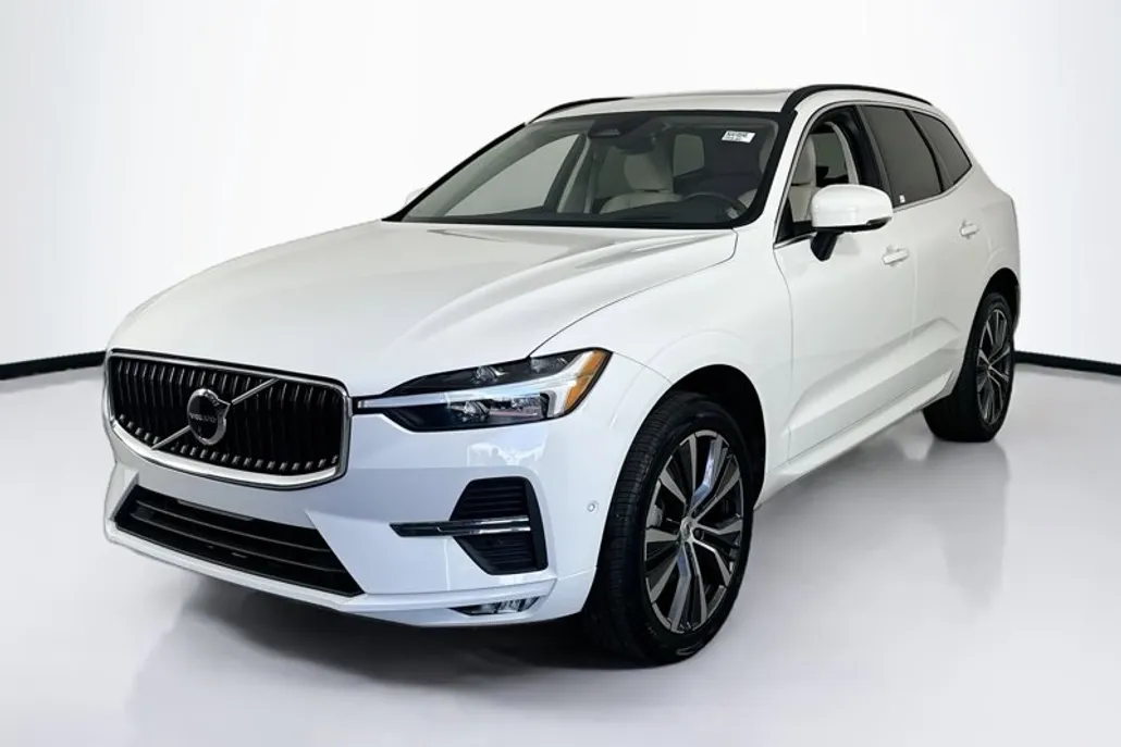 2022 Volvo XC60 Momentum photo 1