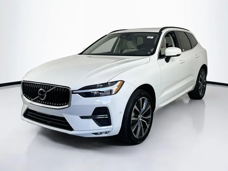 2022 Volvo XC60 Momentum photo 1
