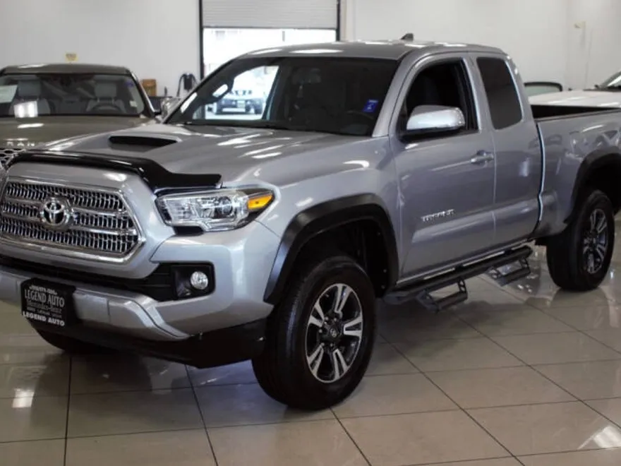 2016 Toyota Tacoma TRD Sport photo 1