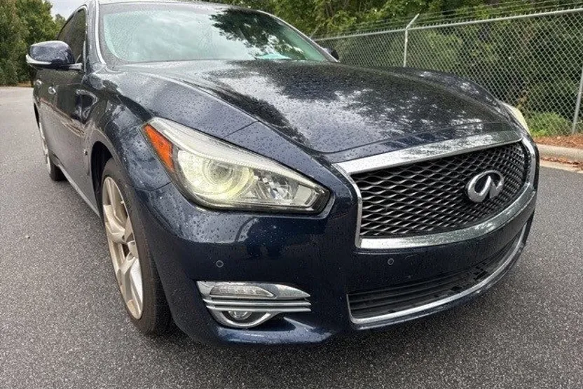 2017 Infiniti Q70L 3.7 photo 1