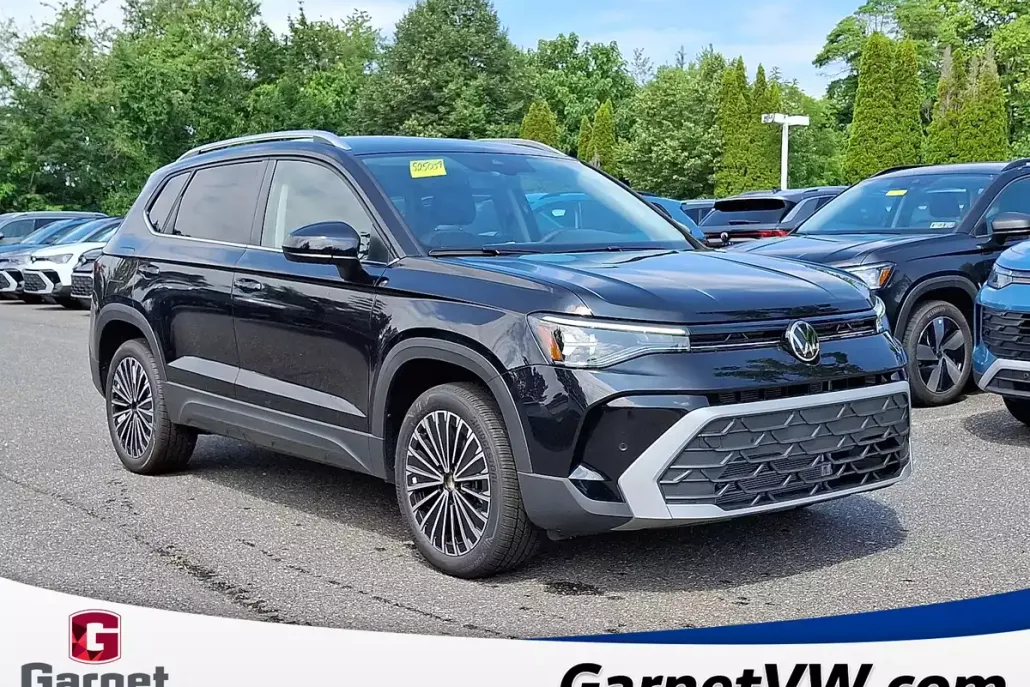 2025 Volkswagen Taos SE photo 1