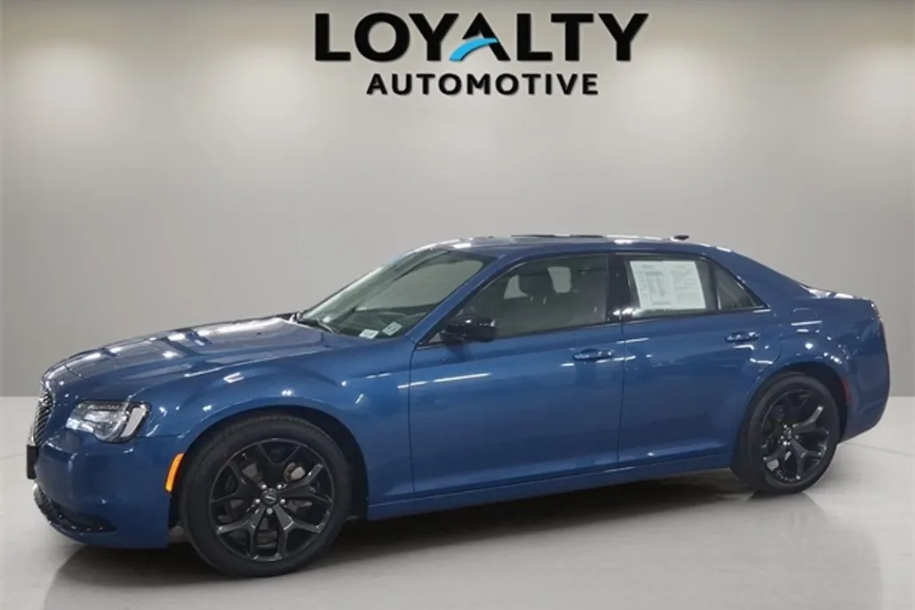 2022 Chrysler 300 Touring photo 1