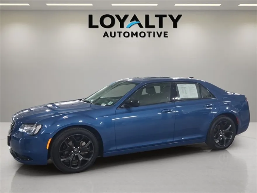 2022 Chrysler 300 Touring photo 1