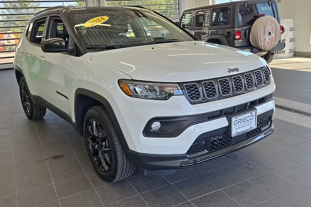 2024 Jeep Compass Latitude photo 1