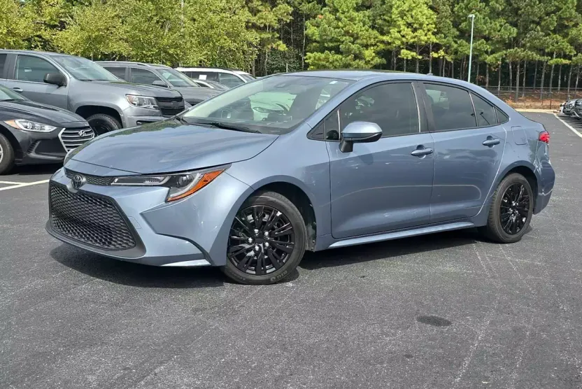 2020 Toyota Corolla LE photo 1