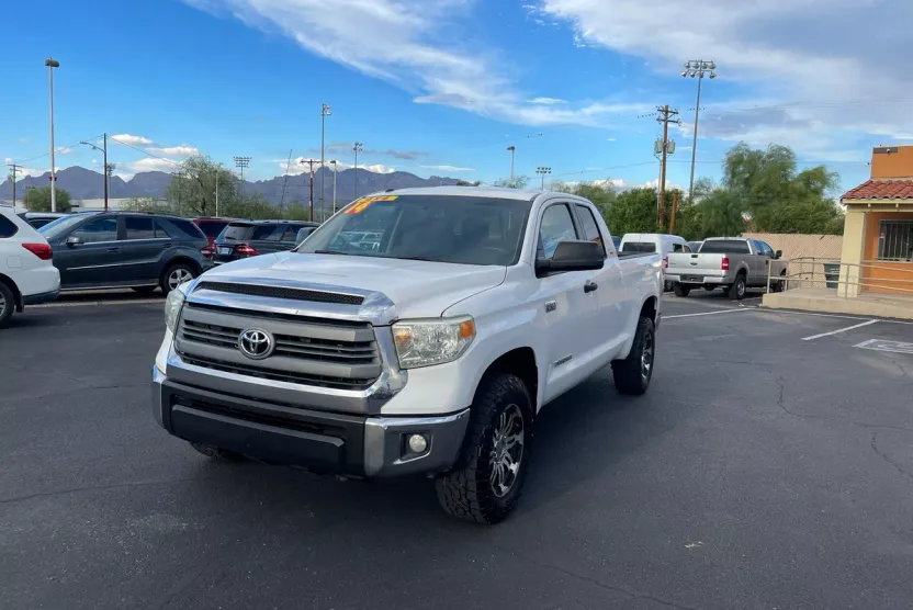 2014 Toyota Tundra SR5 CrewMax photo 1