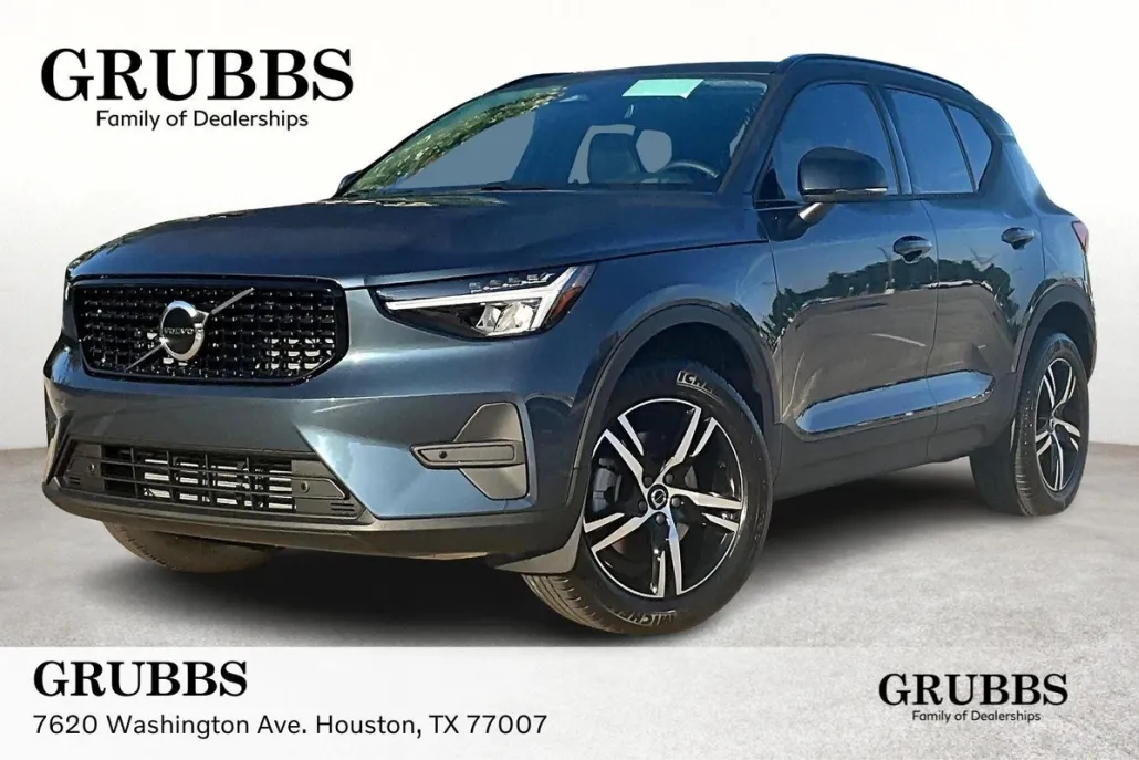 2026 Volvo XC40 Core photo 1