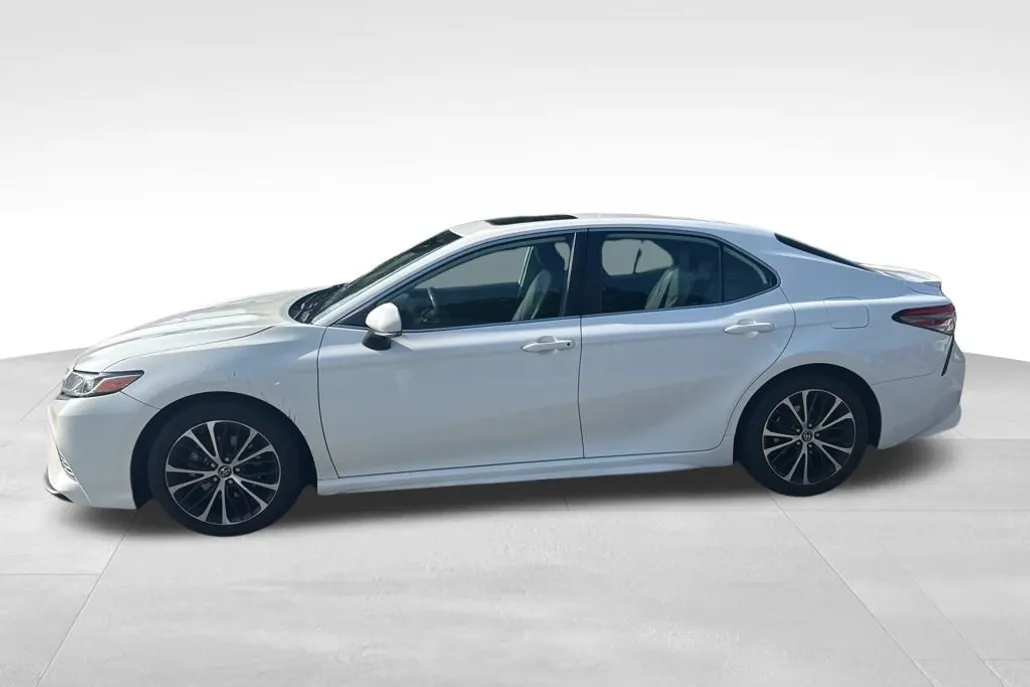 2019 Toyota Camry SE photo 1