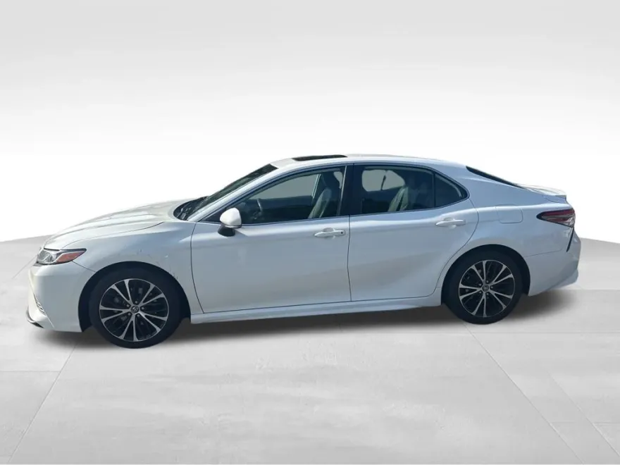 2019 Toyota Camry SE photo 1