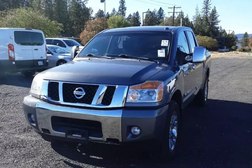 2014 Nissan Titan SL photo 1