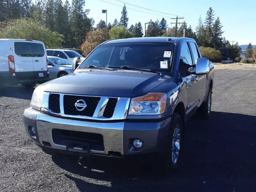 2014 Nissan Titan SL photo 1