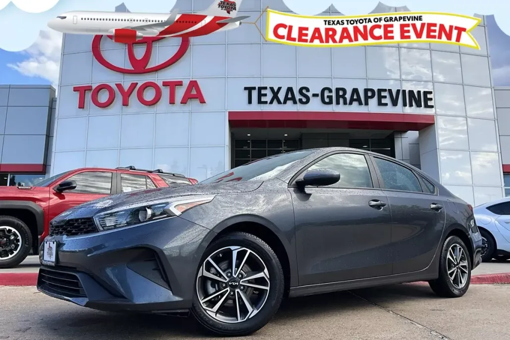 2023 Kia Forte LXS photo 1