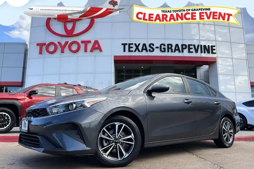 2023 Kia Forte LXS photo 1