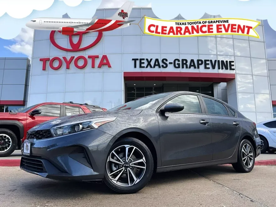 2023 Kia Forte LXS photo 1