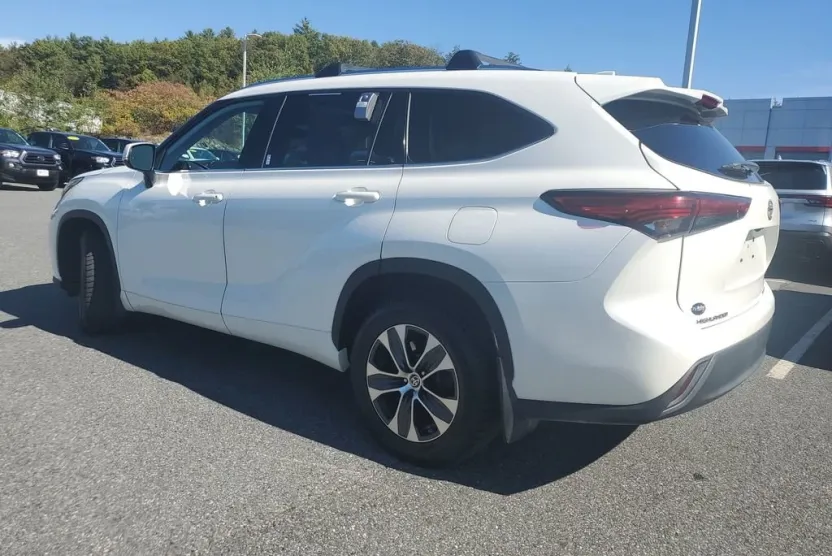2021 Toyota Highlander XLE photo 1