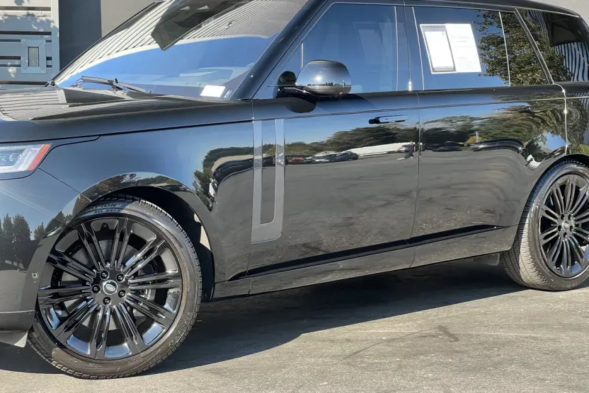 2023 Land Rover Range Rover SE photo 1