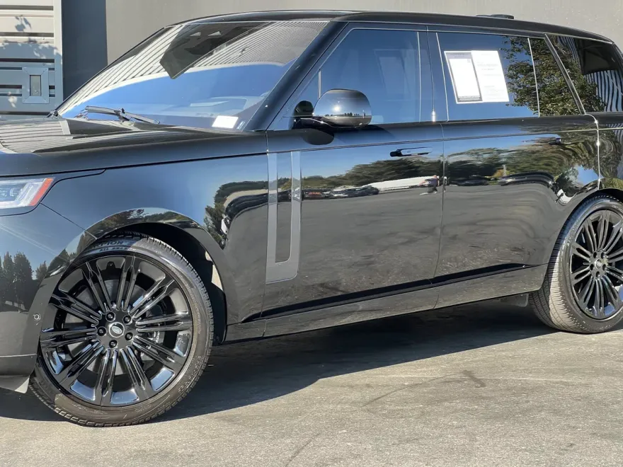 2023 Land Rover Range Rover SE photo 1