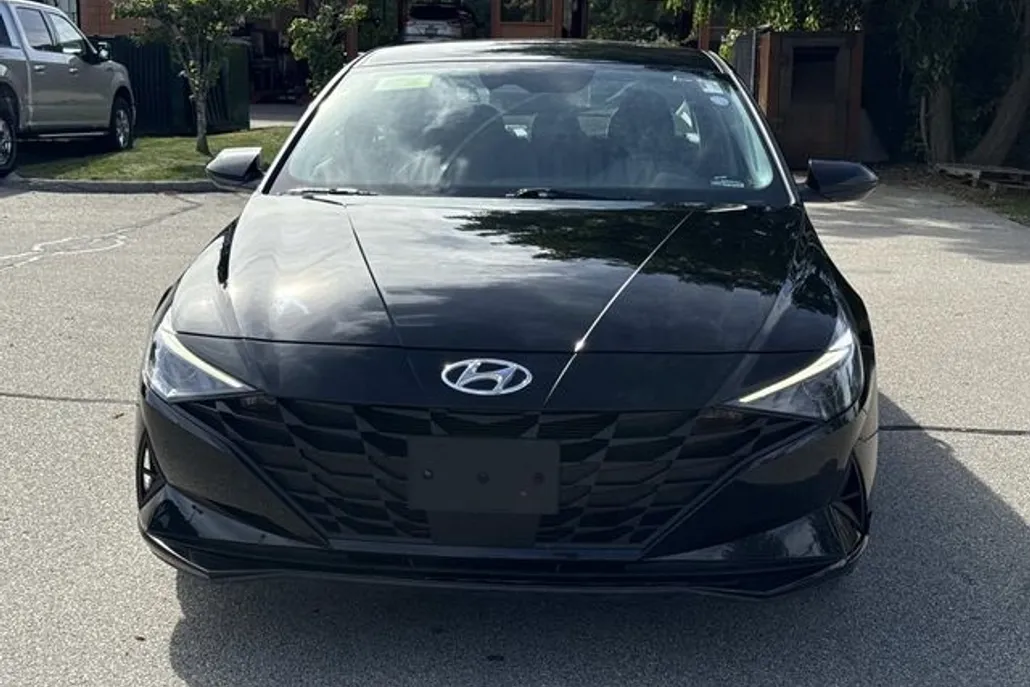 2023 Hyundai Elantra SEL photo 1