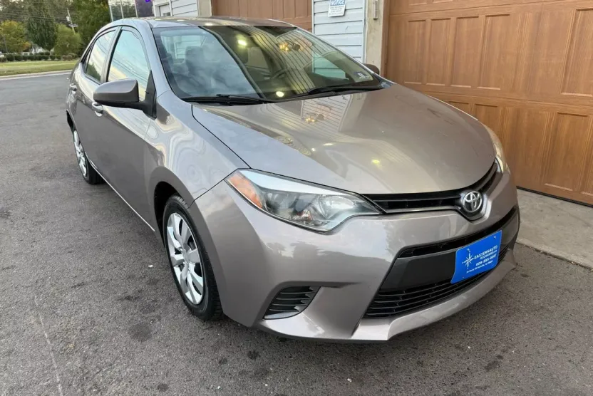 2015 Toyota Corolla LE photo 1