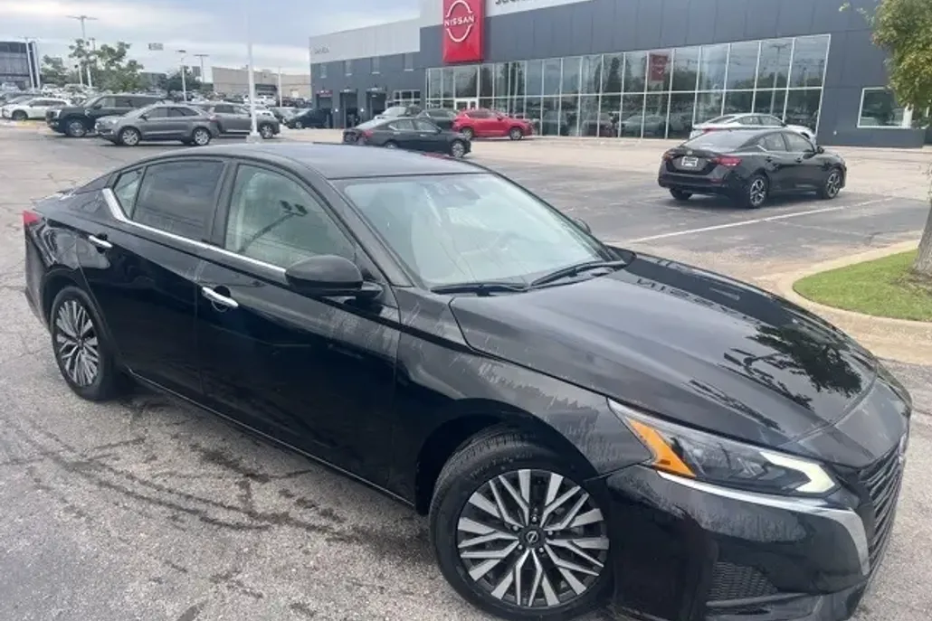 2024 Nissan Altima 2.5 SV photo 1