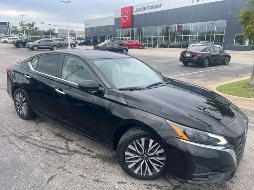 2024 Nissan Altima 2.5 SV photo 1